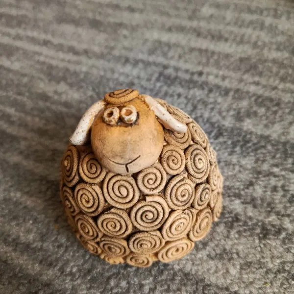 Keramická ovečka z hnědé hlíny s tělem ze svinutých spirálek