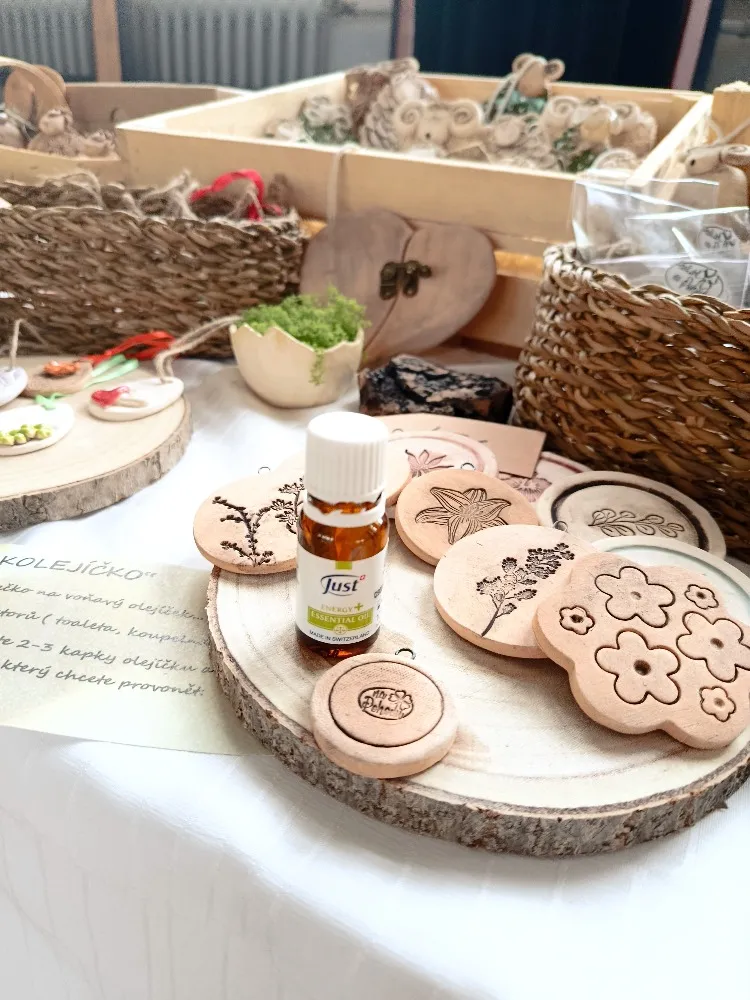 Stánek s keramickými ovečkami, aroma přívěsky a dekoracemi z ateliéru na jarmarku